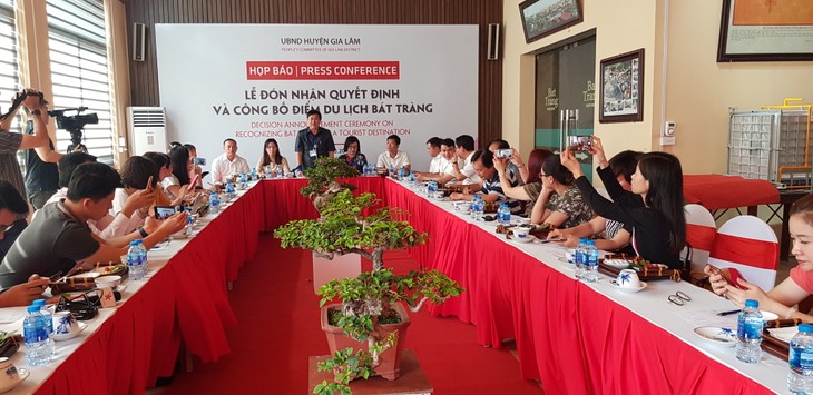 Kecamatan Bat Trang mendapat pengakuan dari Kota Ha Noi sebagai destinasi wisata - ảnh 1