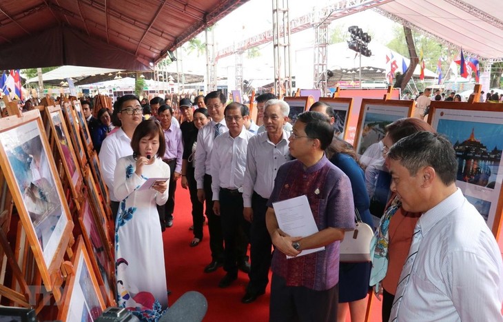 Pameran foto dan film reportase dandokumenter di kalangan ASEAN tahun 2019 - ảnh 1