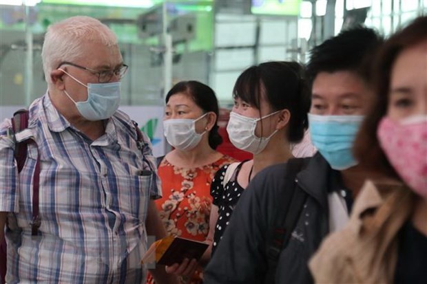 Dari tanggal 16 Maret, warga negara Viet Nam dan warga negara asing di Viet Nam harus memakai masker di tempat publik dan di misi-misi penerbangan yang datang dan pergi dari Viet Nam - ảnh 1