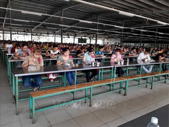 Tidak membiarkan wabah Covid-19 menular di kalangan buruh dan pekerja - ảnh 1