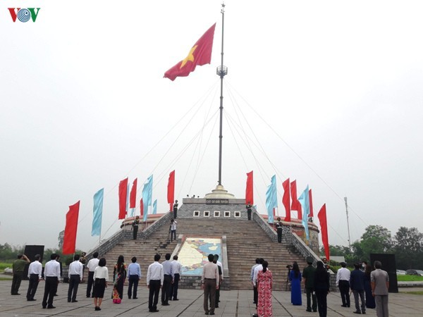 Upacara bendera penyatuan tanah air di tepi Sungai Hien Luong-Ben Hai - ảnh 1