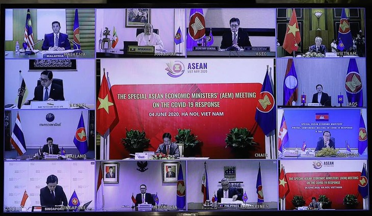 Konferensi Menteri Ekonomi ASEAN: Mengesahkan Rencana Aksi Ha Noi-Memperkuat kerjasama  untuk menghadapi wabah Covid-19 - ảnh 1