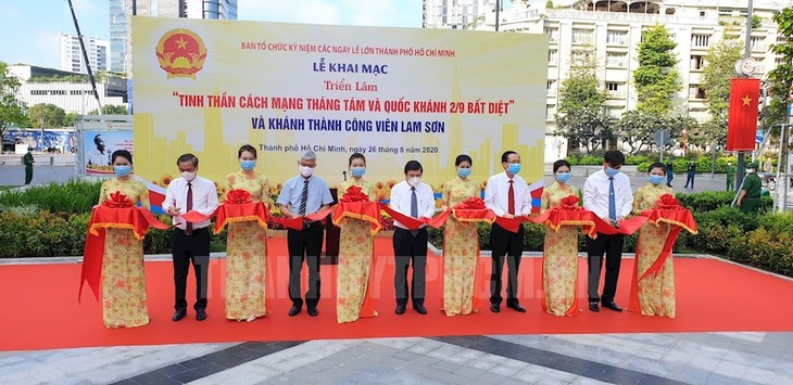 Pameran foto tentang semangat Revolusi Agustus dan Hari Nasional (2 September) di Kota Ho Chi Minh - ảnh 1