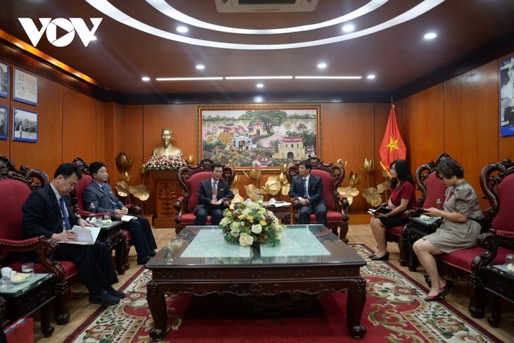 Membawa ỉnformasi tentang negeri dan manusia RDRK kepada massa rakyat Viet Nam - ảnh 1