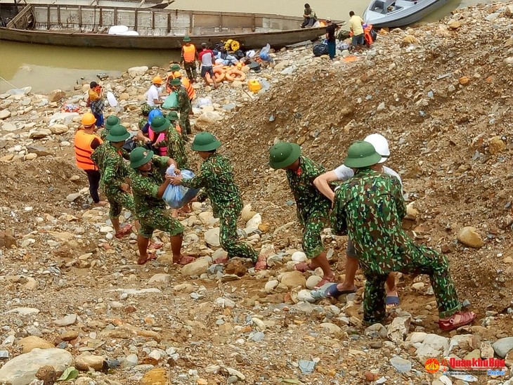 Mengatasi akibat bencara alam, menjamin keselamatan kekuatan pertolongan dan penyelamatan korban  - ảnh 1