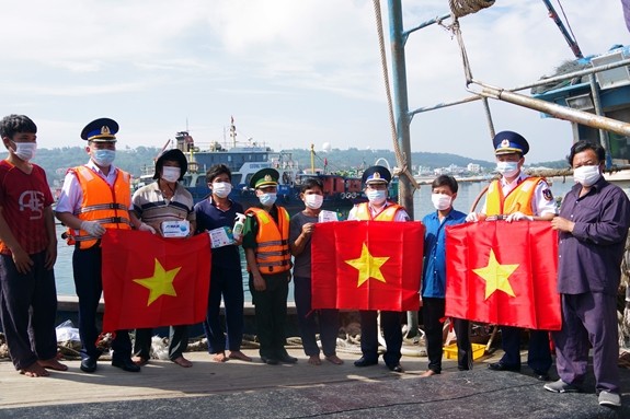 Polisi Laut Berjalan Bersama dengan Nelayan Kabupaten Pulat Bach Long Vi - ảnh 1