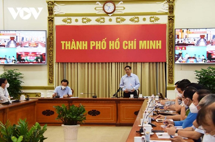 PM Pham Minh Chinh Lakukan Temu Kerja dengan Pimpinan Kota Ho Chi Minh - ảnh 1