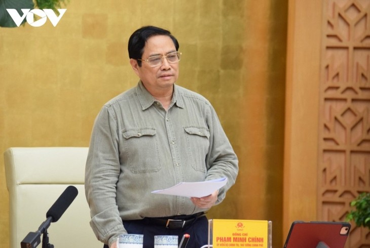 PM Pham Minh Chinh: Membuka Pintu, Melonggarkan Pembatasan Sosial Harus Berhati-hati - ảnh 1