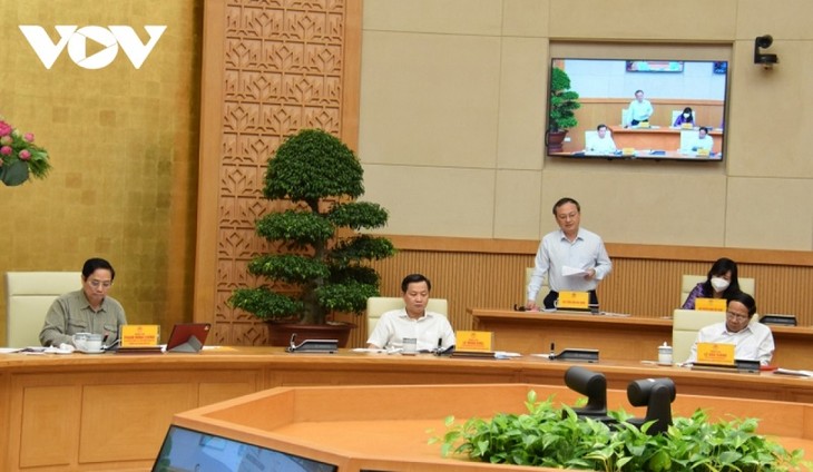 PM Pham Minh Chinh: Membuka Pintu, Melonggarkan Pembatasan Sosial Harus Berhati-hati - ảnh 2