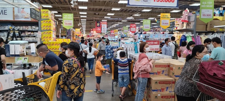 Kota Ho Chi Minh Ramai Pembelanja pada Awal Tahun Baru - ảnh 1