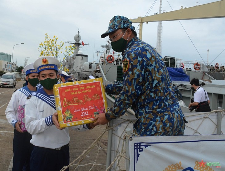 Kunjungan dan Pemberian Bingkisan Hari Raya Tet kepada Komandan, Prajurit dan Rakyat Kawasan Laut dan Pulau di Kawasan Barat Daya Tinggalkan Kesan dan Perasaan Baik - ảnh 1