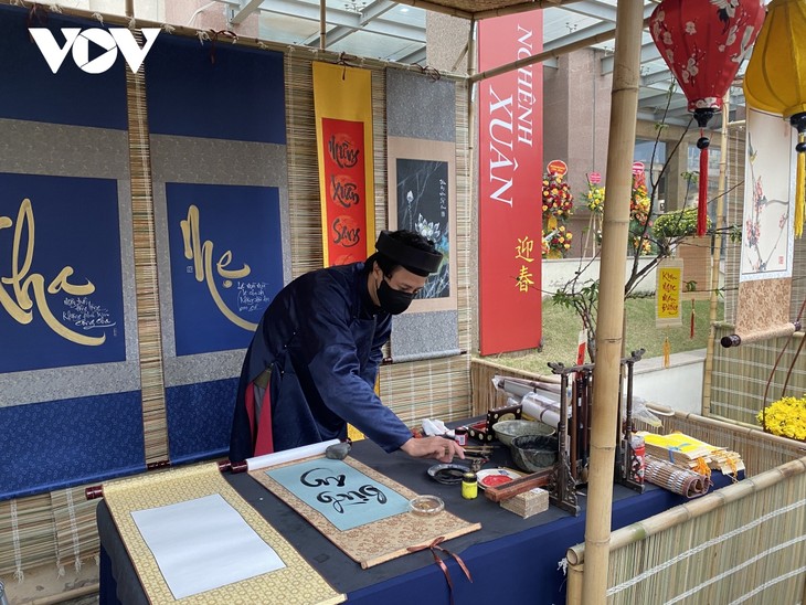 Berbaur pada Suasana Hari Raya Tet Tradisional di Pameran “Hari Raya Tet Masa Lalu” - ảnh 1