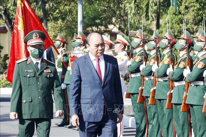 Presiden Nguyen Xuan Phuc Periksa Pekerjaan Siap Siaga Tempur pada Hari Raya Tet di KODAM 5 - ảnh 1