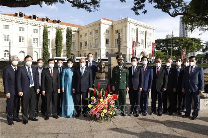 Presiden Nguyen Xuan Phuc Persembahkan Bunga di Tugu Monumen Presiden Ho Chi Minh di Singapura - ảnh 1