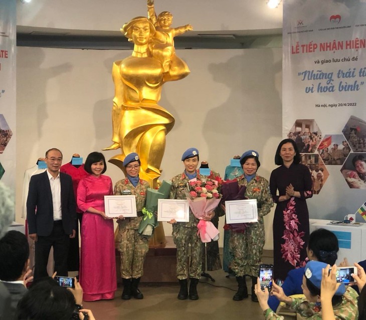 Museum Perempuan Viet Nam Menerima Benda-Benda yang Dihadiahkan Para Prajurit “Baret Biru” - ảnh 1