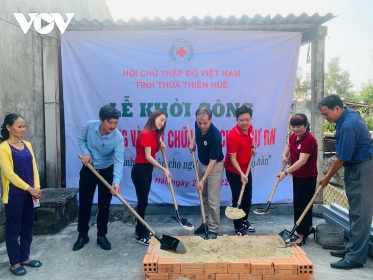 Bulan Kemanusiaan 2022: Membantu Nelayan Miskin dan Anak Miskin dan Difabel - ảnh 1