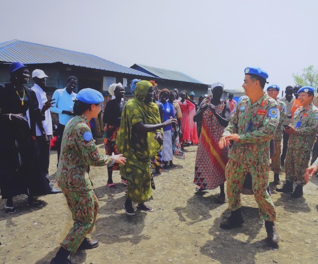 Pameran dan Peluncuran Buku Foto “Perjalanan Bersama Pasukan Penjaga Perdamaian di Sudan Selatan - ảnh 1