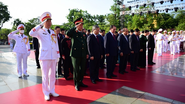 Pimpinan Partai Komunis dan Negara Mengenang Para Martir dan Masuk Mausoleum untuk Berziarah Kepada Presiden Ho Chi Minh - ảnh 1