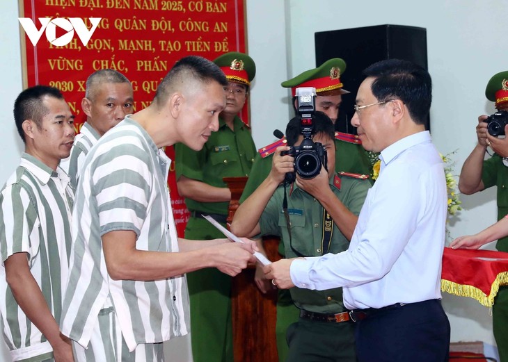 Deputi PM Pham Binh Minh Hadiri Acara Pengumuman Amnesti di Lembaga Pemasyarakatan Vinh Quang - ảnh 1