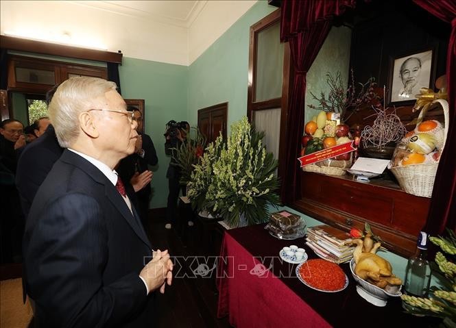 Sekjen Nguyen Phu Trong Membakar Hio untuk Mengenang Presiden Ho Chi Minh - ảnh 1