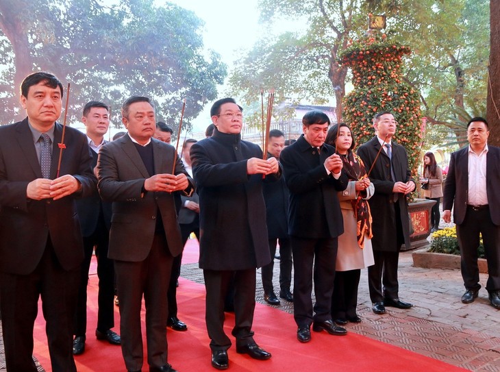 Membakar Hio untuk Membuka Musim Semi di Benteng Kerajaan Kuno Thang Long – Hanoi - ảnh 1