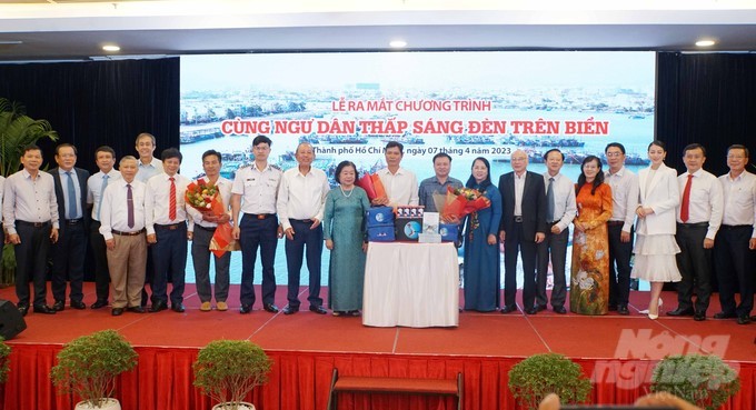 Lima Puluh Enam Ratus Nelayan Mendapat Bantuan dalam Program “Bersama dengan Nelayan Menyalakan Lampu di Laut” - ảnh 1