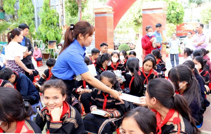 Sebarkan Hari Buku dan Budaya Membaca kepada Pelajar di Daerah Pelosok - ảnh 1