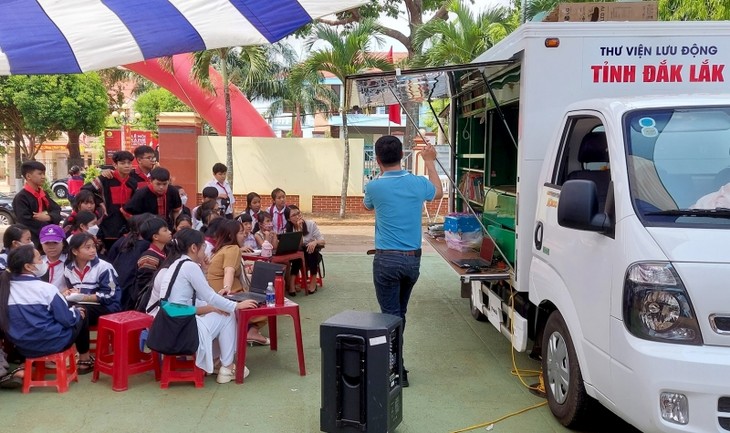 Sebarkan Hari Buku dan Budaya Membaca kepada Pelajar di Daerah Pelosok - ảnh 2