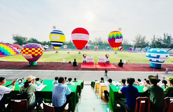 Warga Kota Can Tho Antusias Mengalami Naik Balon Terbang - ảnh 1