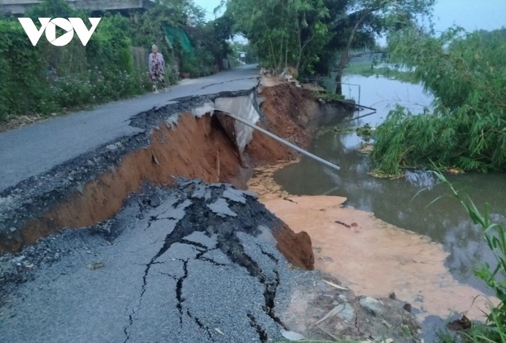 Dengan Mendesak Melindungi Jiwa dan Harta Benda Warga di Daerah Tanah Longsor di Daerah Dataran Rendah Sungai Mekong - ảnh 1