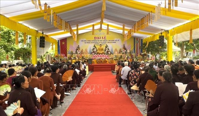 Mendoakan Arwah Para Martir di Pemakaman Martir Nasional Vi Xuyen - ảnh 1