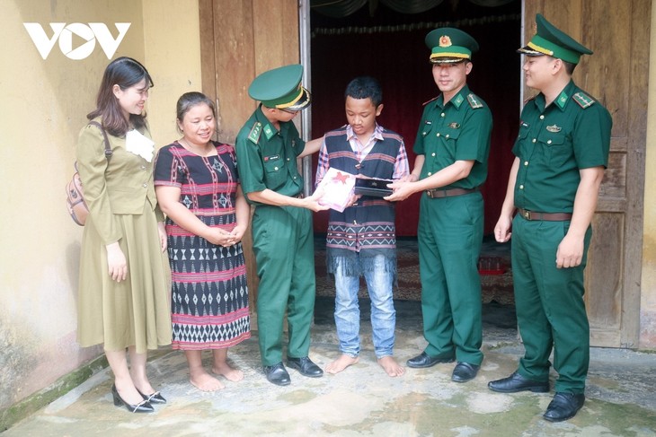 Membantu Membawa Anak-Anak ke Sekolah di Dearah Perbatasan - ảnh 1