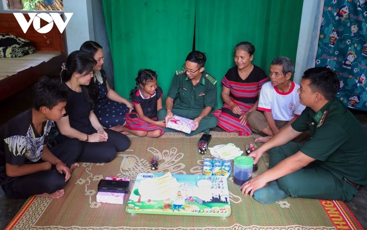 Membantu Membawa Anak-Anak ke Sekolah di Dearah Perbatasan - ảnh 2