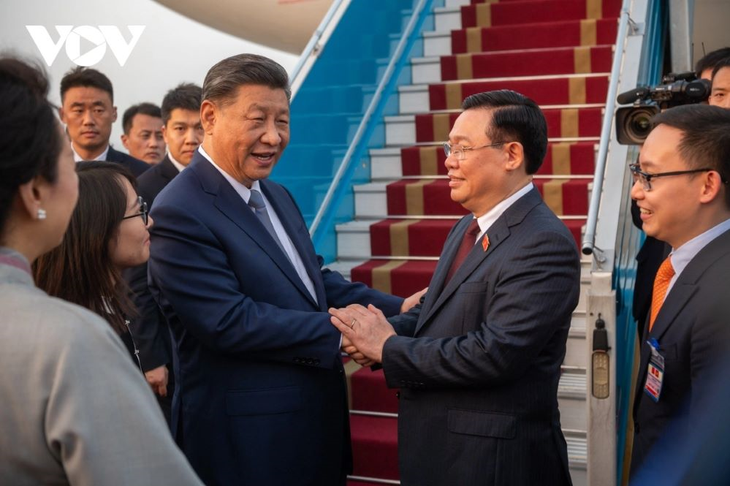 Ketua MN Vietnam, Vuong Dinh Hue Melepas Sekjen, Presiden Tiongkok, Xi Jinping di Bandara Internasional Noi Bai - ảnh 1