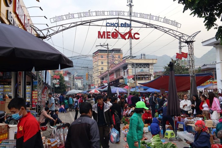 Datang ke Pasar Meo Vac di Daerah Dataran Tinggi - ảnh 1