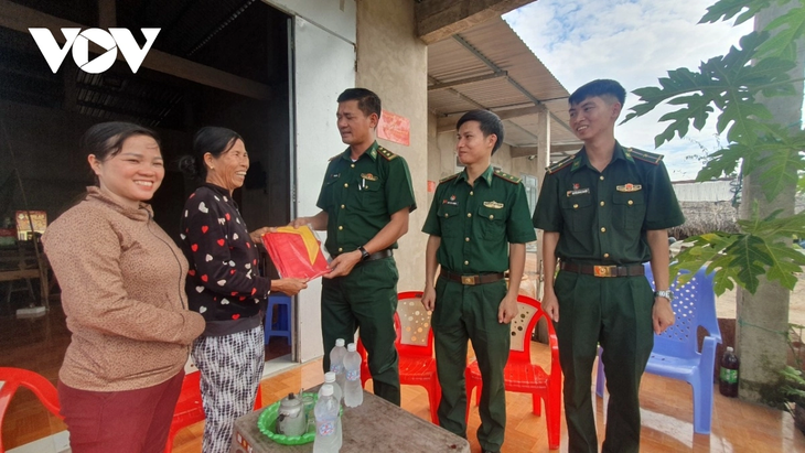 Hari Raya Tet Datang Lebih Awal di Daerah Perbatasan Provinsi Long An - ảnh 1