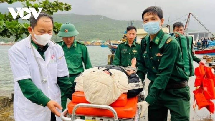 Dokter Militer Memberikan Pemeriksaan Kesehatan Gratis kepada Masyarakat Miskin - ảnh 2