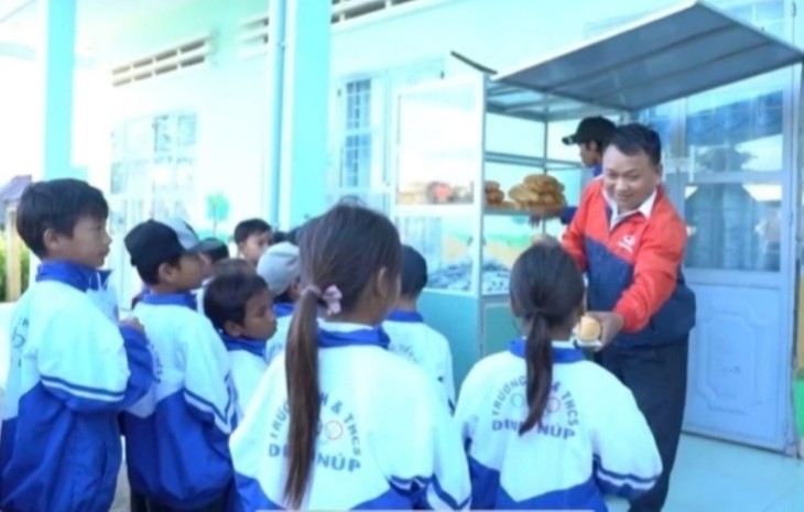 Pak Guru Vu Van Tung, Seorang yang Dimuliakan Dalam Program Jayalah Vietnam Tahun 2024 - ảnh 1