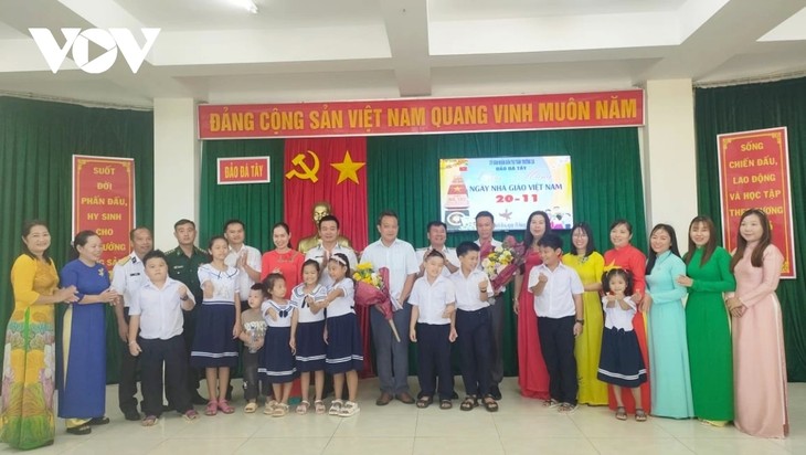 Banyak Aktivitas yang Bergelora di Seluruh Negeri untuk Menyambut Hari Guru Vietnam - ảnh 3