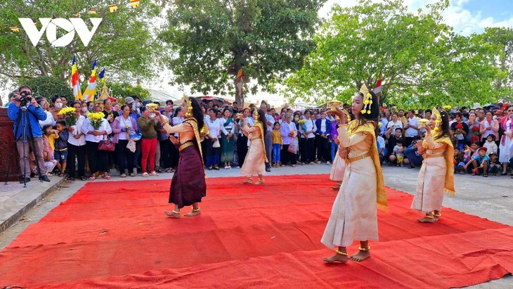 Festival Chroi Rum Chek dari warga etnis Khmer. - ảnh 2