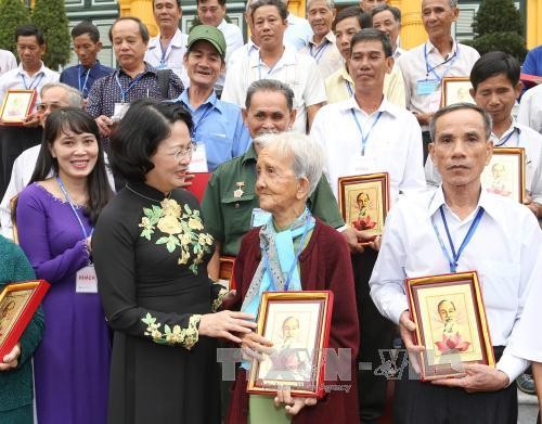 ຕັ້ງໜ້າລະດົມບັນດາແຫຼ່ງກຳລັງເພື່ອເບິ່ງແຍງດູແລຜູ້ມີຄຸນງາມຄວາມດີ - ảnh 1