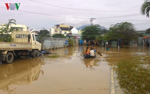 ກວ່າ 230.000 ຄົນໄດ້ຊົມໃຊ້ຜົນປະໂຫຍດຈາກໂຄງການຕ້ານແລະຮັບມືກັບໄພທຳມະຊາດຢູ່ພາກກາງຫວຽດນາມ - ảnh 1