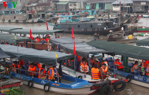 ບັນດາສະຖານທີ່ລະຫຼິ້ນທີ່ນະຄອນເກີນເທີ ໄດ້ດຶງດູດແຂກຄົນມາທ່ຽວຊົມຢ່າງຫຼວງຫຼາຍໃນຍາມບຸນເຕັດ - ảnh 1