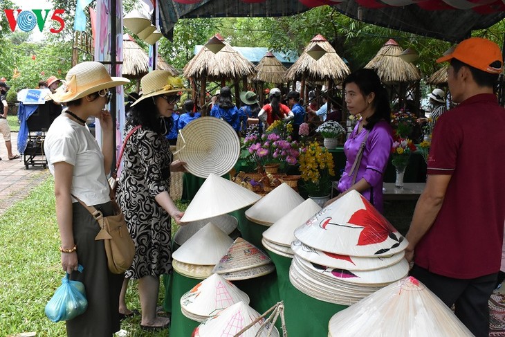 ຕະຫລາດພື້ນບ້ານ- ຜະລິດຕະພັນທ່ອງທ່ຽວວົງຄະນາຍາດຢູ່ແຂວງເທື່ອທຽນເຫ້ວ - ảnh 1