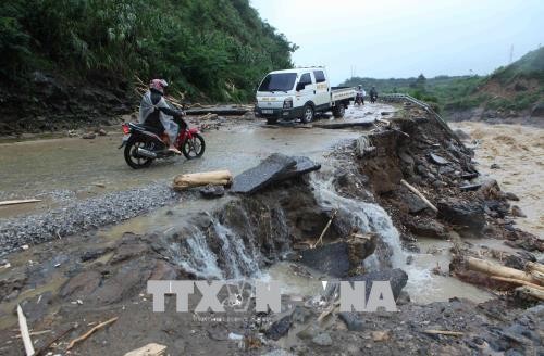 ສືບຕໍ່ຖືກຜົນເສຍຫາຍທາງດ້ານຊີວິດອິນຊີ ແລະ ຊັບສິນໃນເຫດຝົນຕົກ ແລະ ນ້ຳຖ້ວມ - ảnh 1