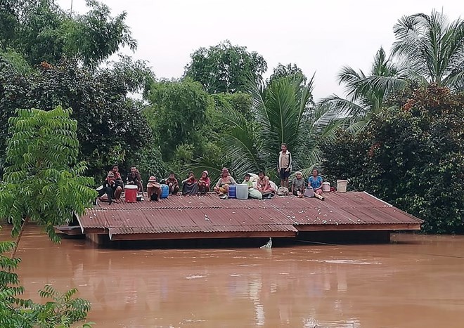 ຫວຽດນາມ ກຽມພ້ອມໜູນຊ່ວຍປະຊາຊົນລາວ ແກ້ໄຂຜົນຮ້າຍຢ້ອນຫຼັງຍ້ອນຜົນສະທ້ອນຈາກເຂື່ອນໄຟຟ້າແຕກຢູ່ອັດຕະປື - ảnh 1