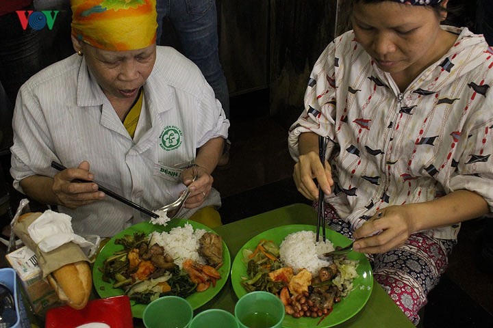 ຮ້ານຂາຍເຂົ້າກຸສົນດ້ວຍລາຄາ 2.000 ດົ່ງ - ຊ່ວຍໃຫ້ຜູ້ທຸກຍາກມີຄວາມອົບອຸ່ນກ່ວາ - ảnh 1