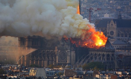 ເຫດໄຟໄໝ້ ໂບດ Notre Dame ຢູ່ ປາຣີ: ການນໍາຫຼາຍປະເທດໃນໂລກ ແບ່ງເບົາຄວາມໂສກເສົ້າເສຍດາຍກັບ ຝລັ່ງ - ảnh 1