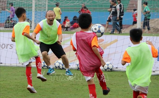 ຄູຝຶກບານເຕະ Park Hang Seo ພົບປະແລກປ່ຽນກັບນັກຮຽນທີ່ປະສົບກັບຄວາມຫຍຸ້ງຍາກຢູ່ ຝູ໊ເທາະ - ảnh 1