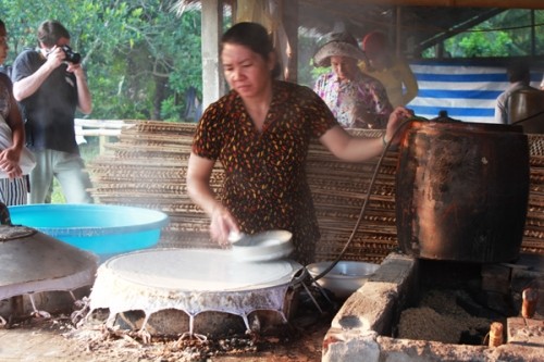 ອາຊີບເຮັດເສັ້ນຮູ໋ຕ໊ຽວຢູ່ຕະຫຼາດນ້ຳ ກ໊າຍຣັງ - ảnh 1